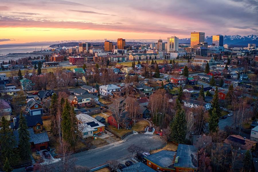 Skyline bei Sonnenuntergang der Stadt Anchorage in Alaska, USA