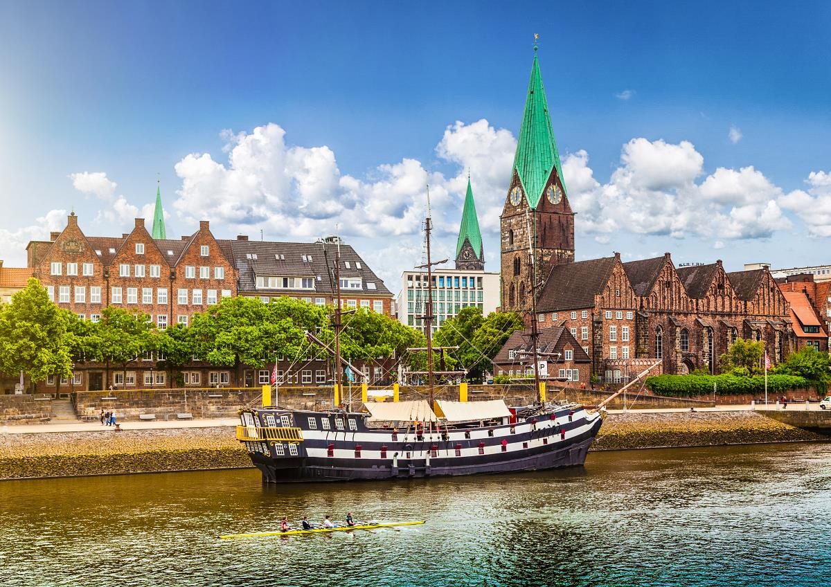 Bremen - Altstadt, Blick von der Weser mit historischen Segelboot