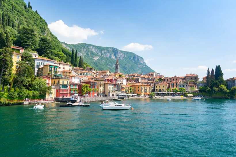 Comer See, Blick auf die Stadt Varenna, Italien