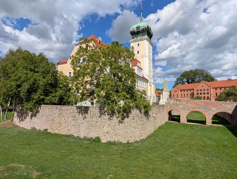 Barockschloss Delitzsch mit Schlossgraben und Brücke