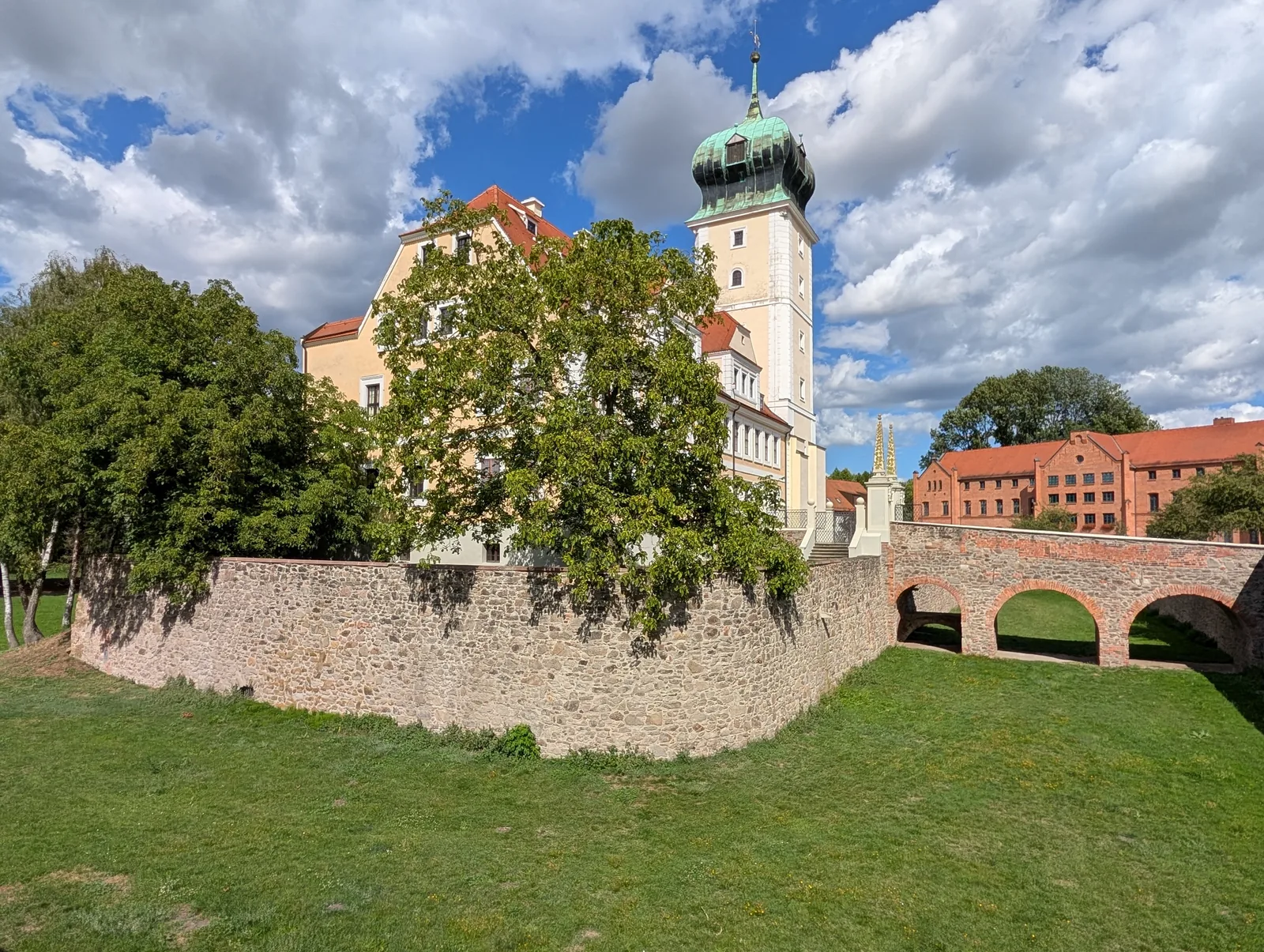 Barockschloss Delitzsch mit Schlossgraben und Brücke