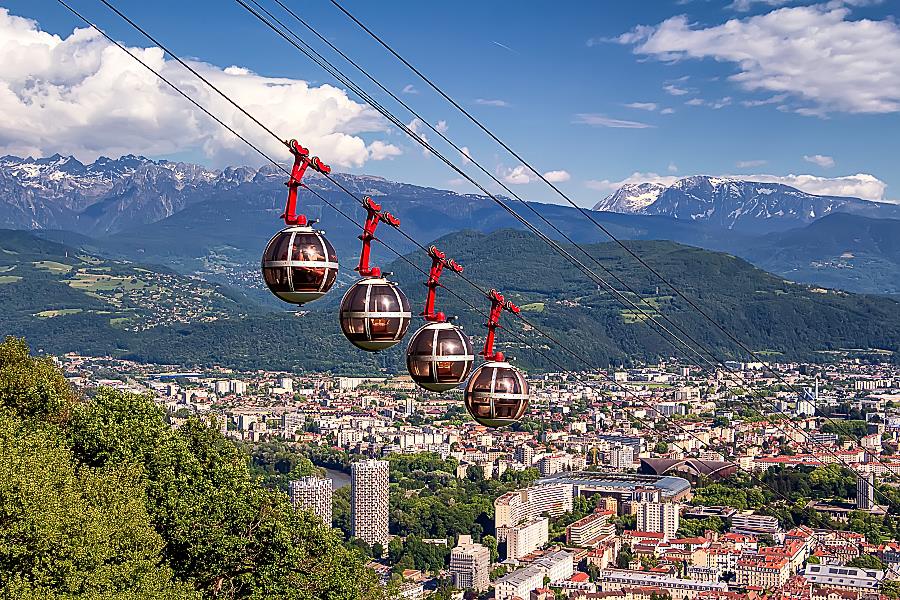 Grenoble, Frankreich - Stadtpanorama mit Seilbahn, im Hintergrund die Alpen