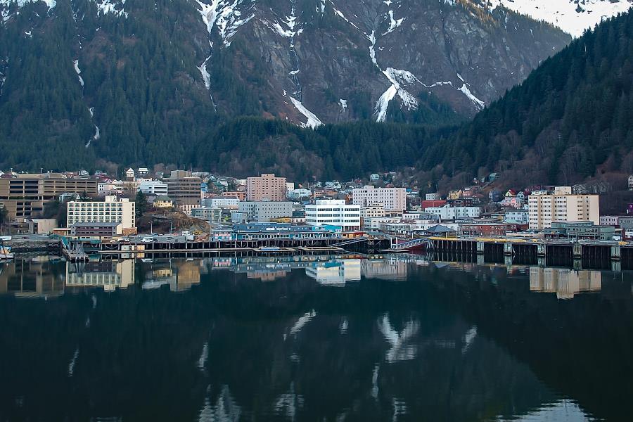 Stadtansicht Juneau in Alaska mit Gebirge im Hintergrund
