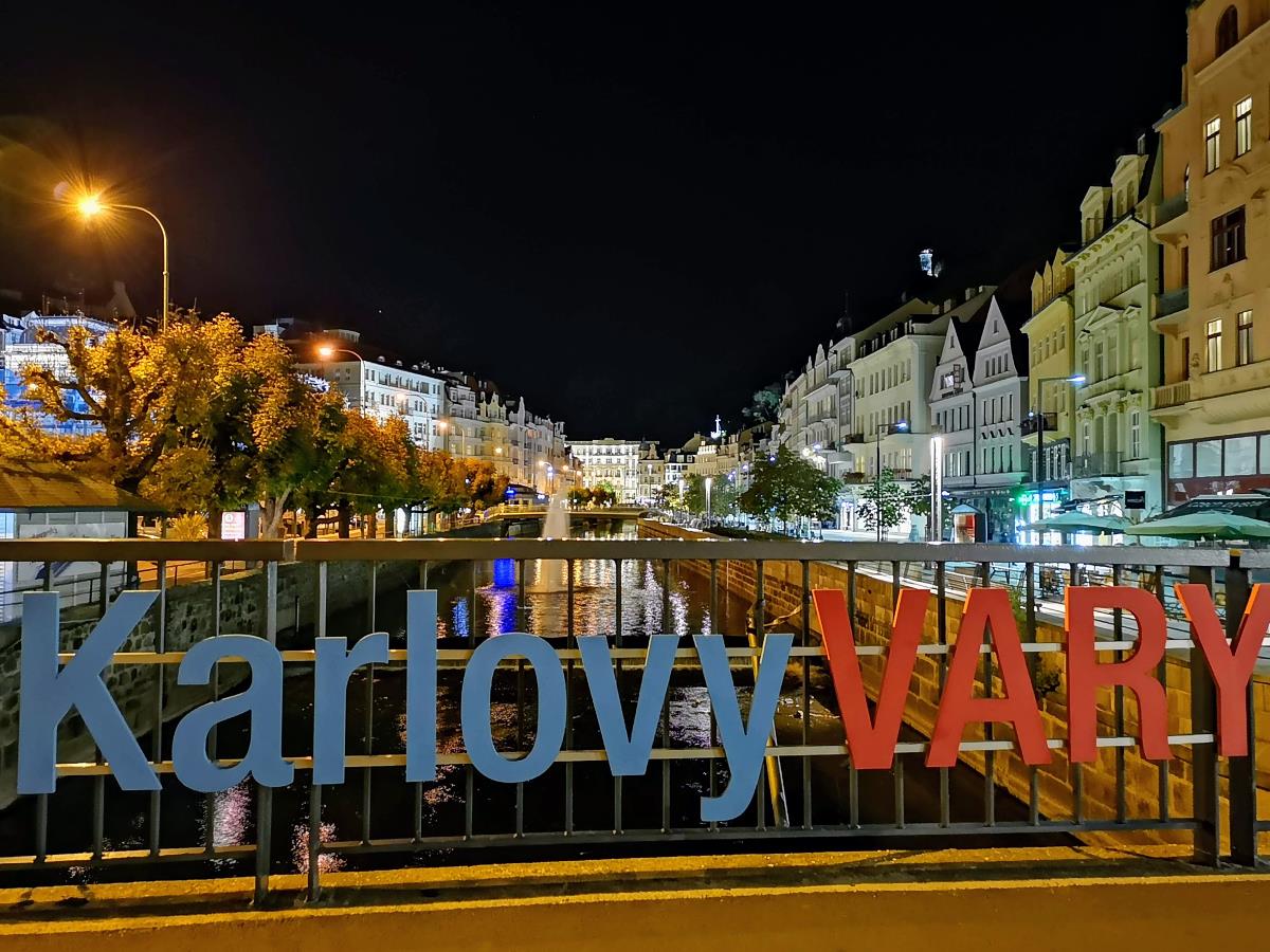 Karlovy Vary, bei Nacht - Brücke über die Templa
