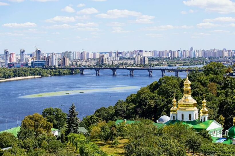 Kiewer Höhlenkloster mit Blick über den Dnepr auf die Stadt Kiew