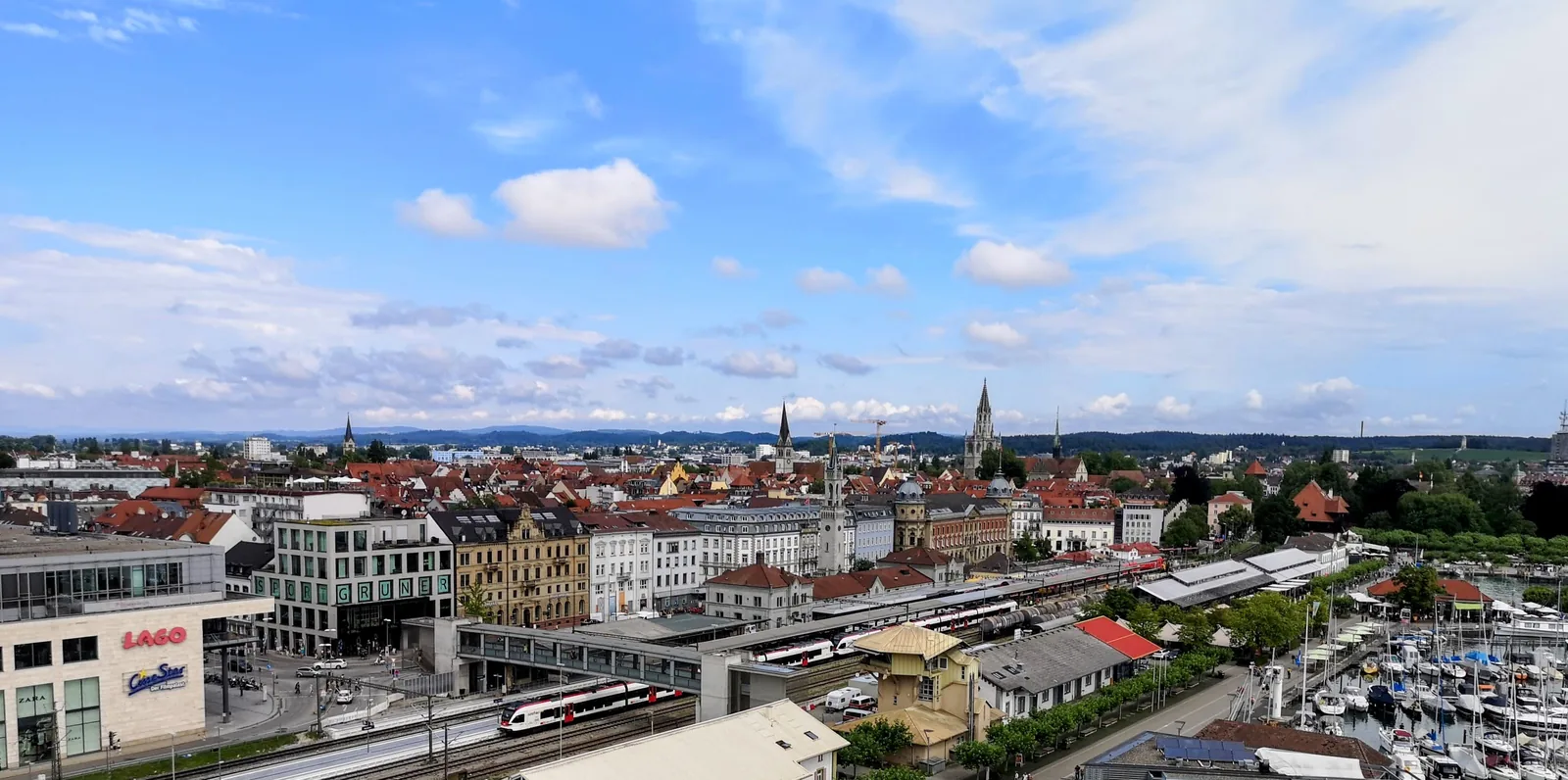 Blick über Bahnhof und Altstadt von Konstanz mit dem Münster