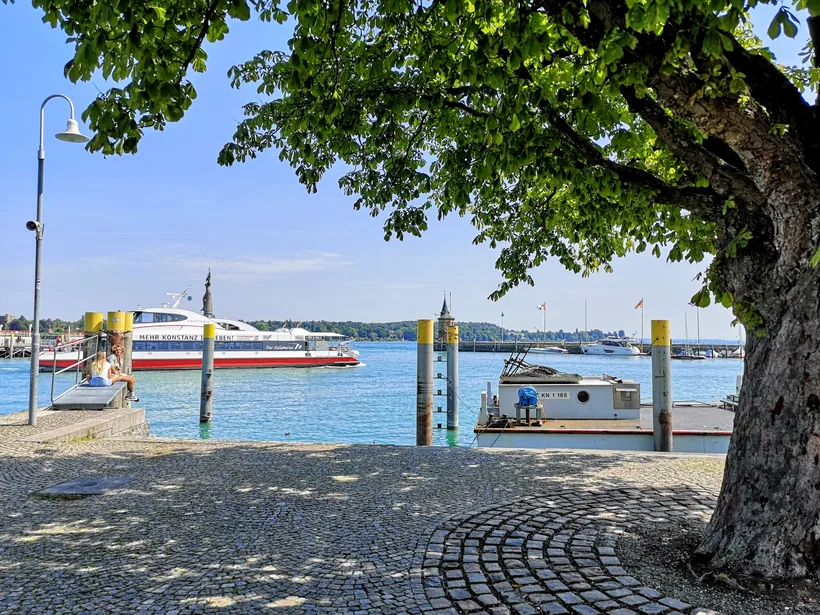 Katamaran am Anleger im Hafen von Konstanz