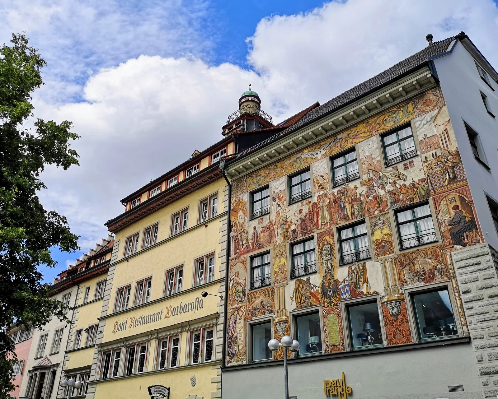 Bemalte Hausfassade am Obermarkt in Konstanz neben dem Hotel Barbarossa