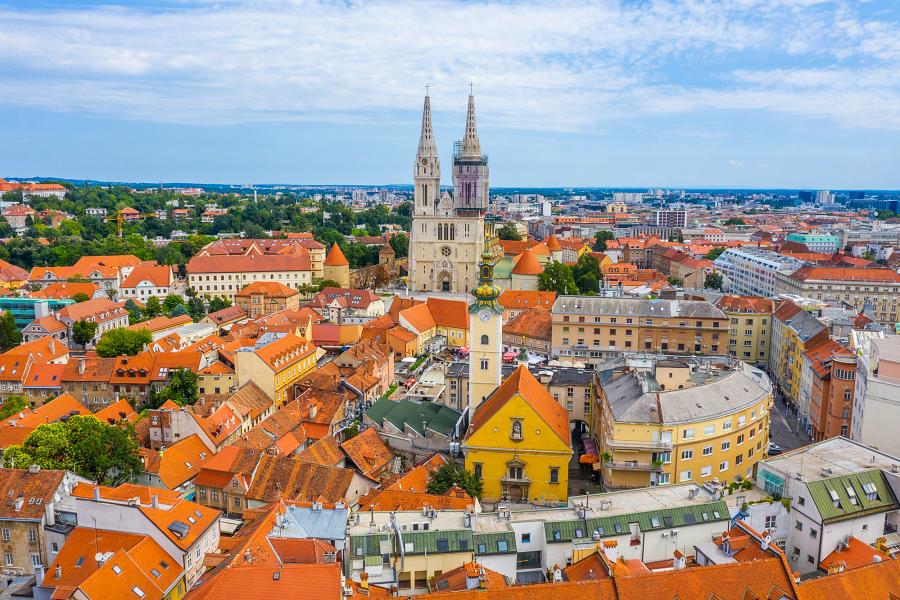 Standansicht Zagreb, Kroatien mit Dolac-Markt und Kathedrale von Zagreb