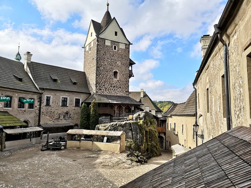 Innenhof der Burg Loket mit dem Bergfried