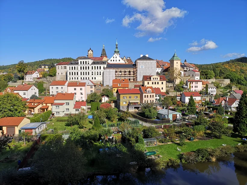 Blick auf die Altstadt von Loket über der Eger