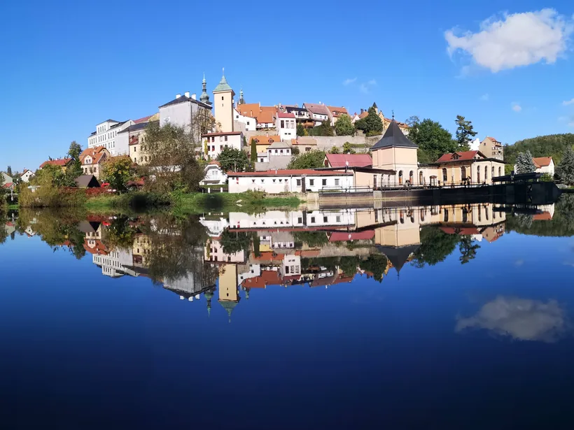 Die Altstadt von Loket spiegelt sich in der Eger