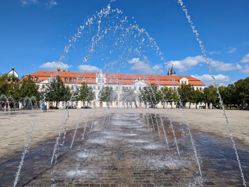 Wasserspiele auf dem Domplatz in Magdeburg, dahinter das Landtagsgebäude