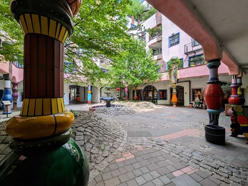 Bunte Säulen im Innenhof der Grünen Zitadelle in Magdeburg