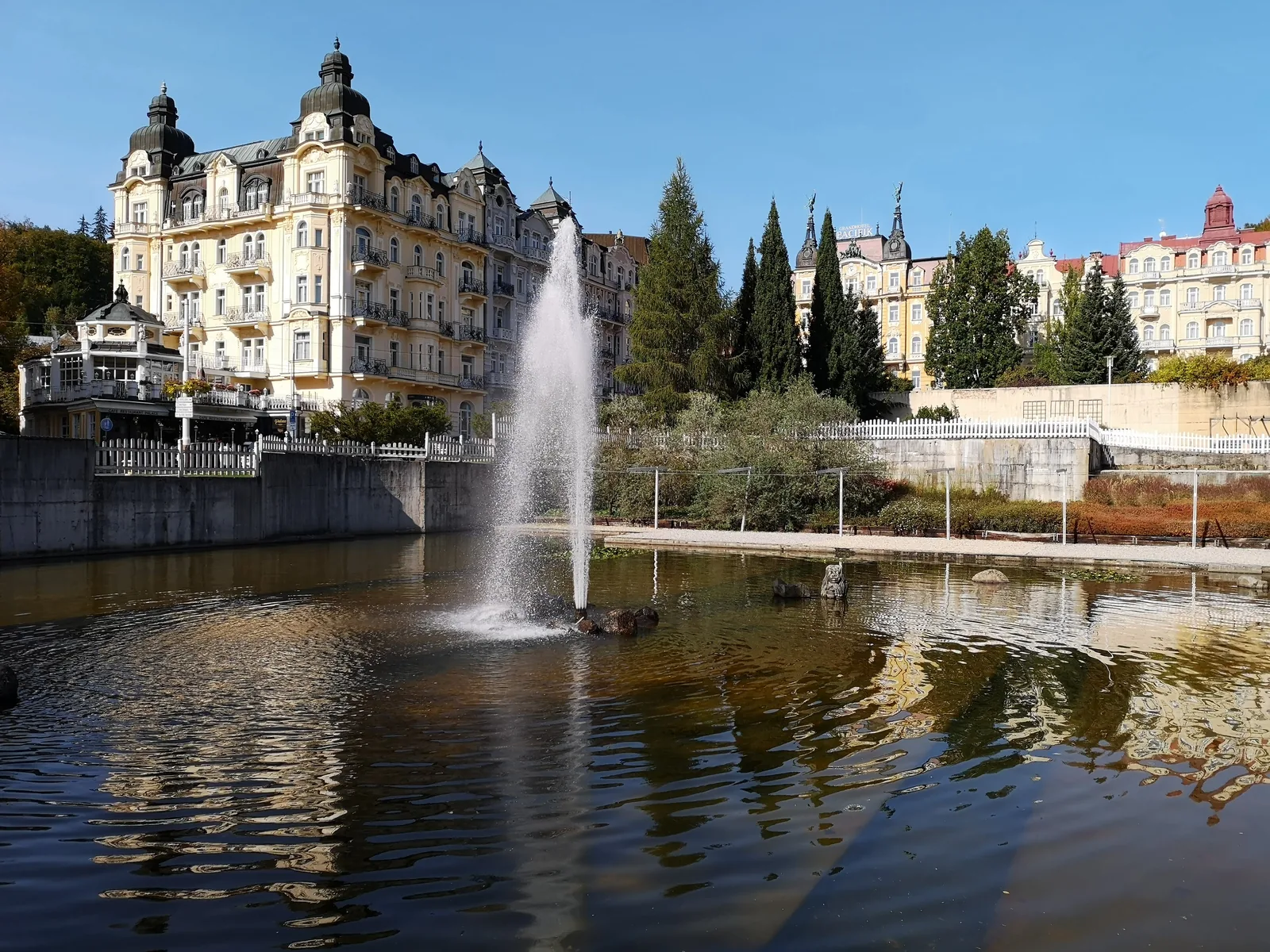 Teich mit Fontäne vor Kurhotels in Marienbad