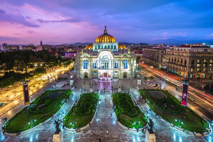 Palacio de Bellas Artes in Mexiko-Stadt in der Abenddämmerung, davor die Gärten der Alameda