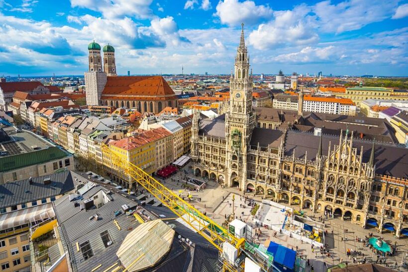 Luftbild vom Marienplatz mit Neuem Rathaus und Frauenkirche in München
