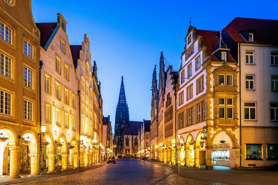 Münster, Westfalen - Prinzipalmarkt in den Abendstunden und im Hintergrund der Turm der St. Lamberti Kirche