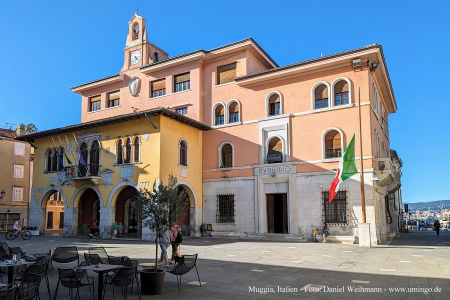 Muggia, Italien - Rathaus am Piazza Marconi