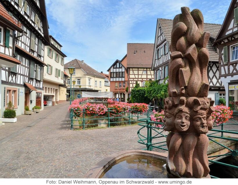 Oppenau im Schwarzwald, Fachwerkhäuser und mit Blumen geschmücktes Stadtzentrum