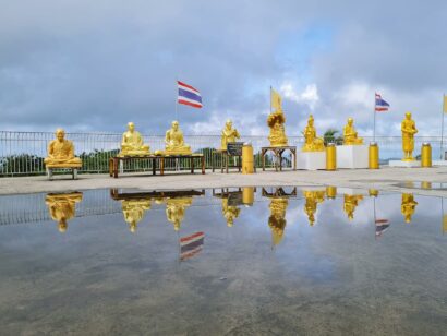 Phuket, Thailand - Goldene Buddha-Statuen an einem Brunnen