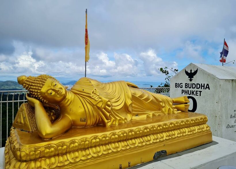 Liegende goldene Buddha-Figur am Aussichtspunkt des Big Buddha auf Phuket