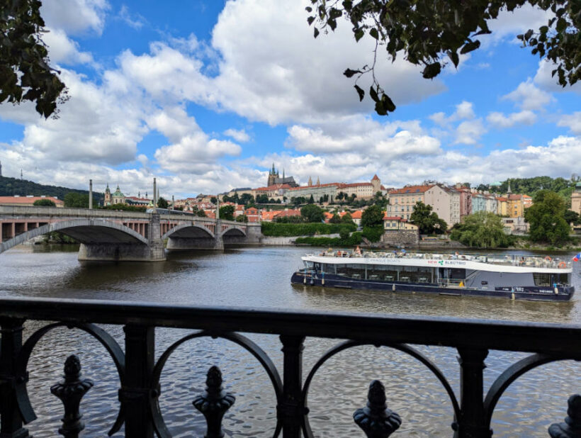 Prag, Blick über die Moldau zur Prager Burg