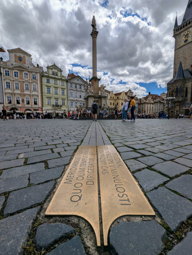 Prag, Altstädter Ring mit historischer Meridianlinie und der Mariensäule