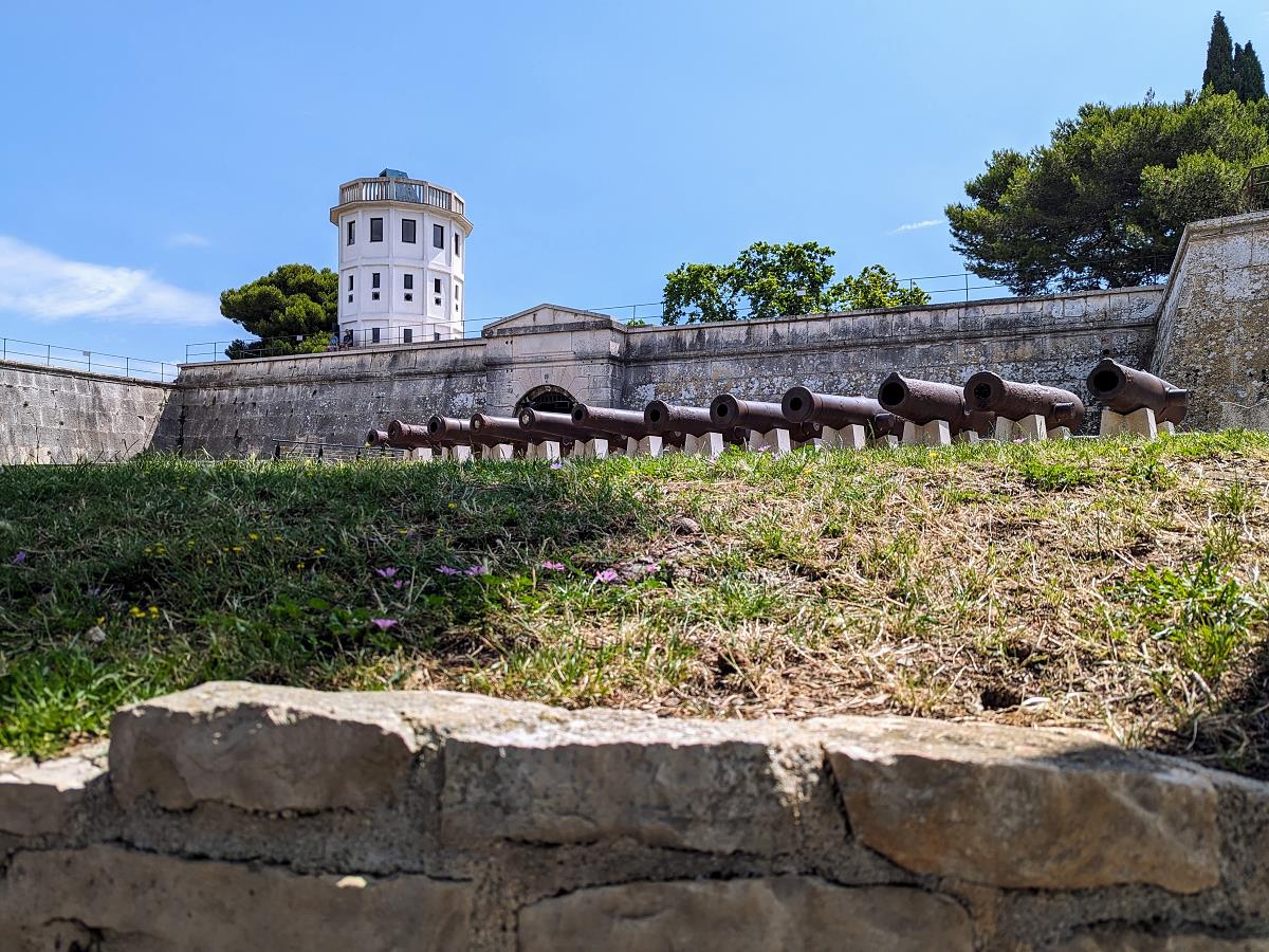 Pula, Kroatien - Kastell von Pula mit Kanonen und Festungsmauer