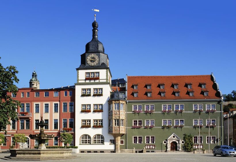 Marktplatz in Rudolstadt mit Rathaus und Brunnen