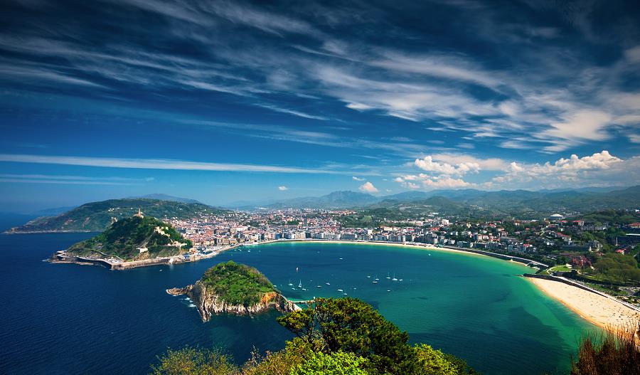 Baskenland, Spanien - San Sebstian - Blick von oben auf die Bucht, den Strand und die Stadt