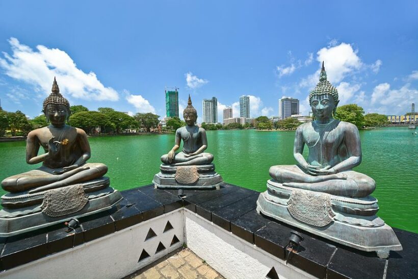 Seema-Malaka-Tempel auf dem Beira Lake in Colombo, dahinter die Skyline der Stadt