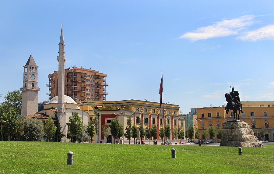 Tirana, Albanien - Stadtzentrum mit Reiterstandbild Fürst Skanderbeg und Et'hem-Bey-Moschee