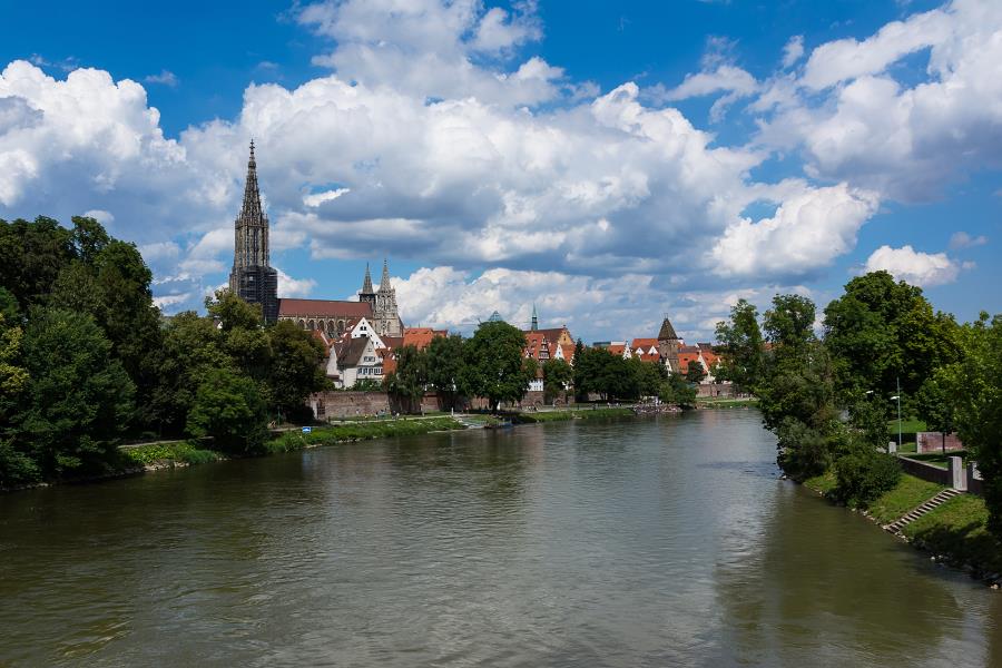 Ulm, Stadtansicht mit Münster und der Donau