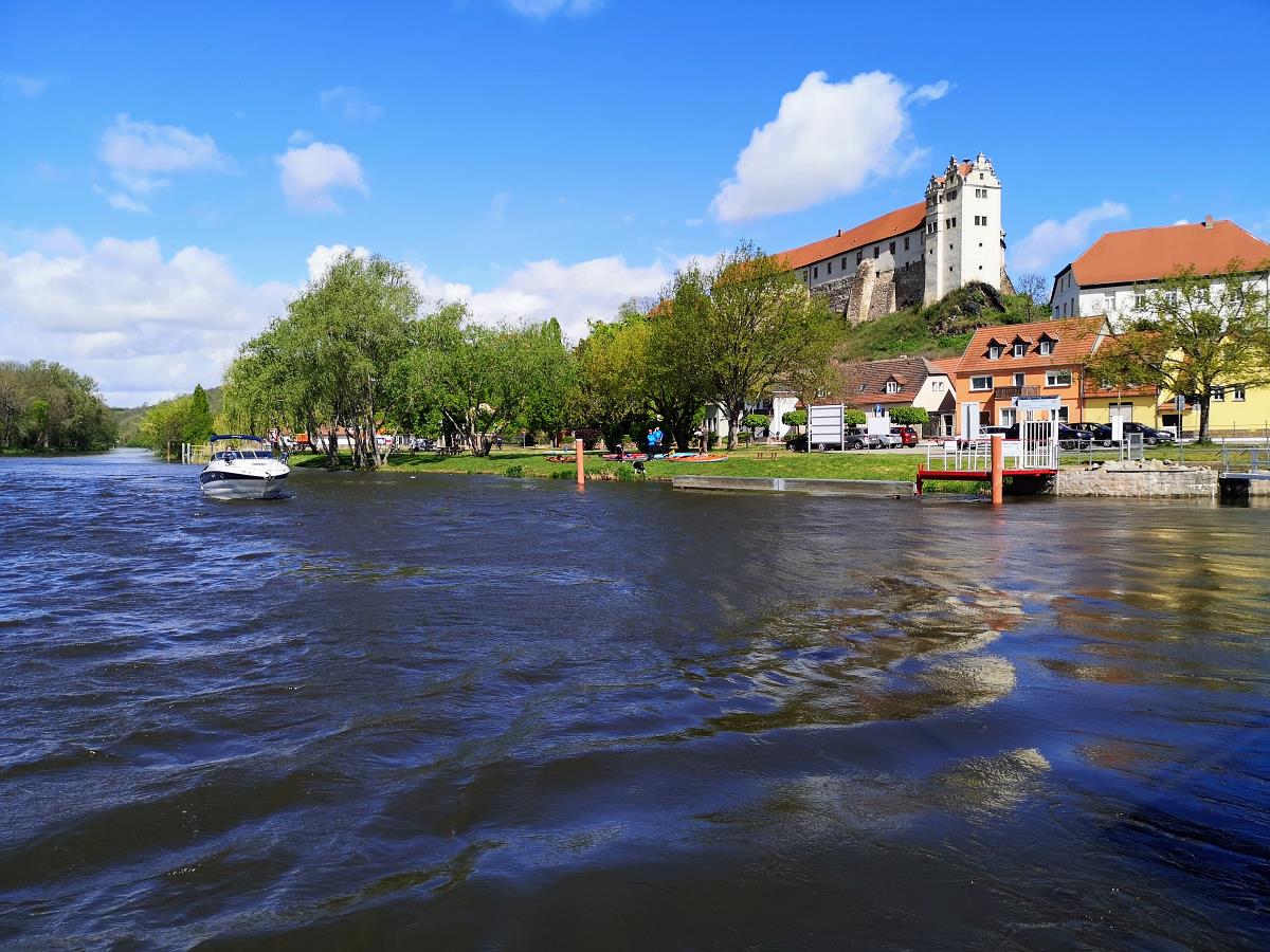 Wettin an der Saale, Burg im Hintergrund