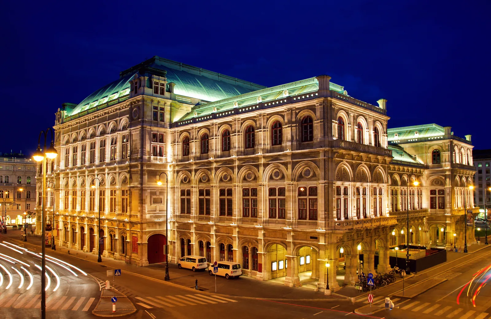 Die Wiener Staatsoper an der Ringstraße bei Nacht